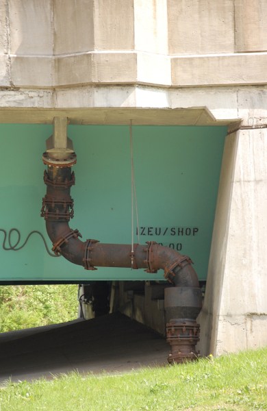 sm_pipe_under_freeway