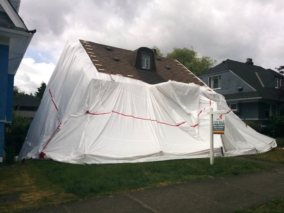 05_BL_houseinwhitetarp