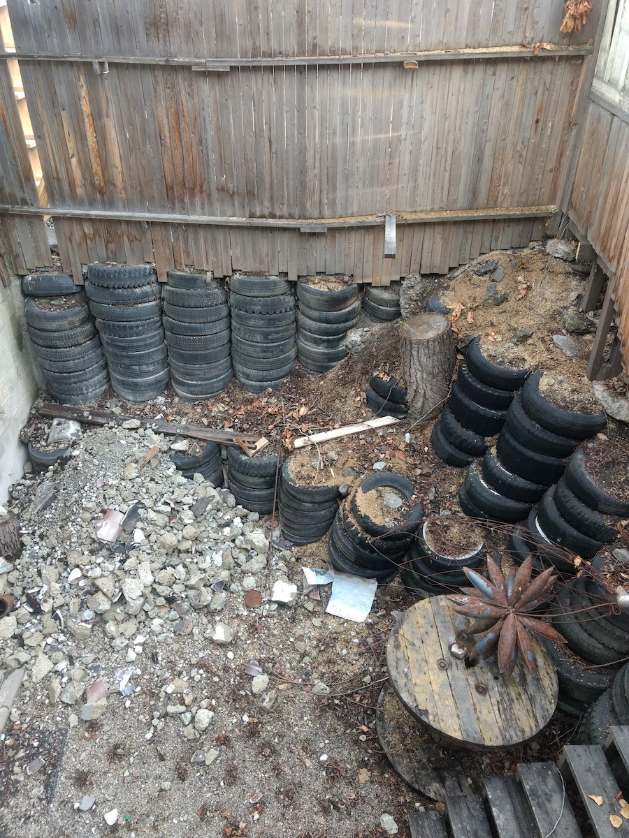 05_BL_fencewithtires