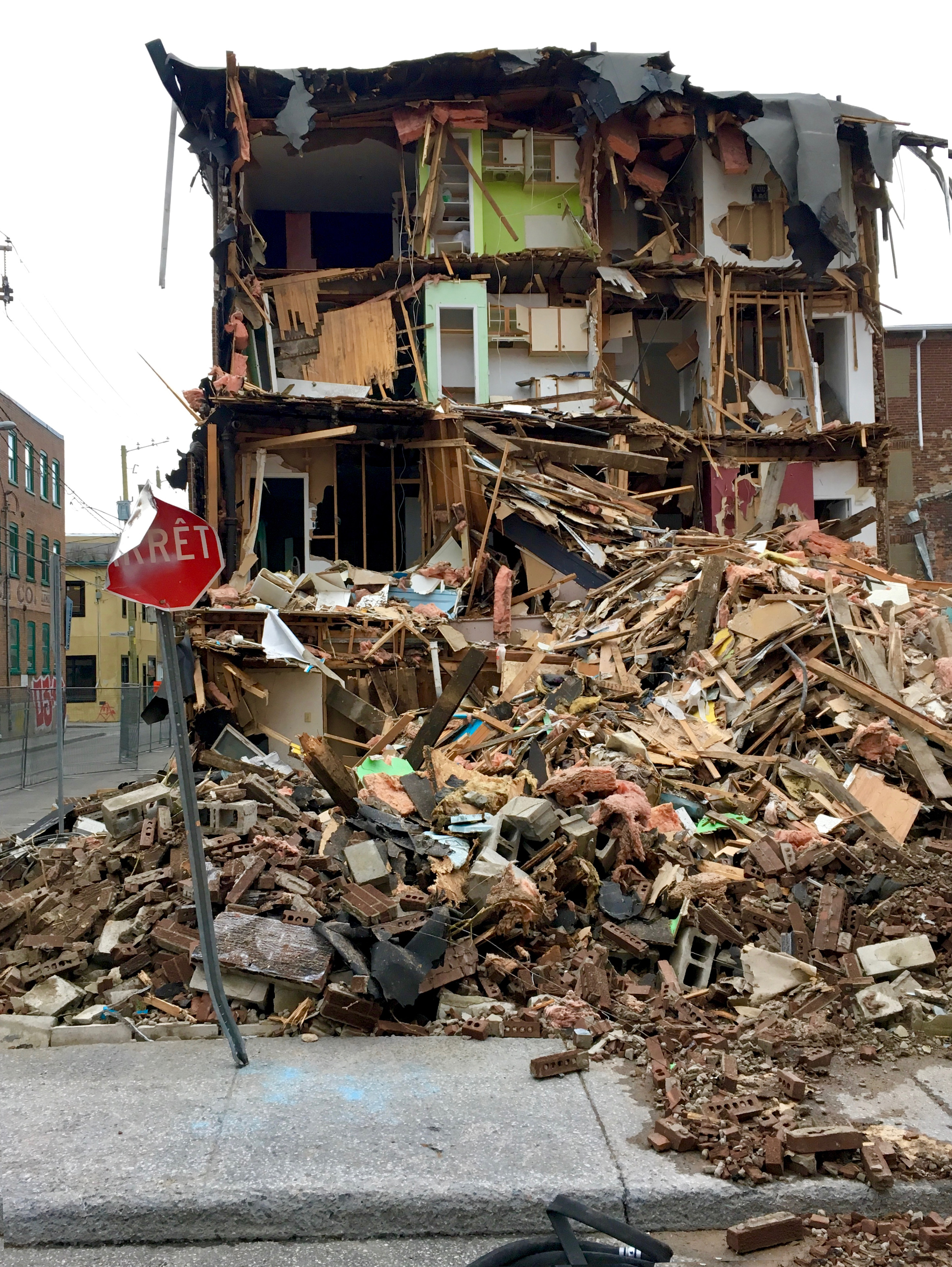 12_Jpartaik_Three wall building