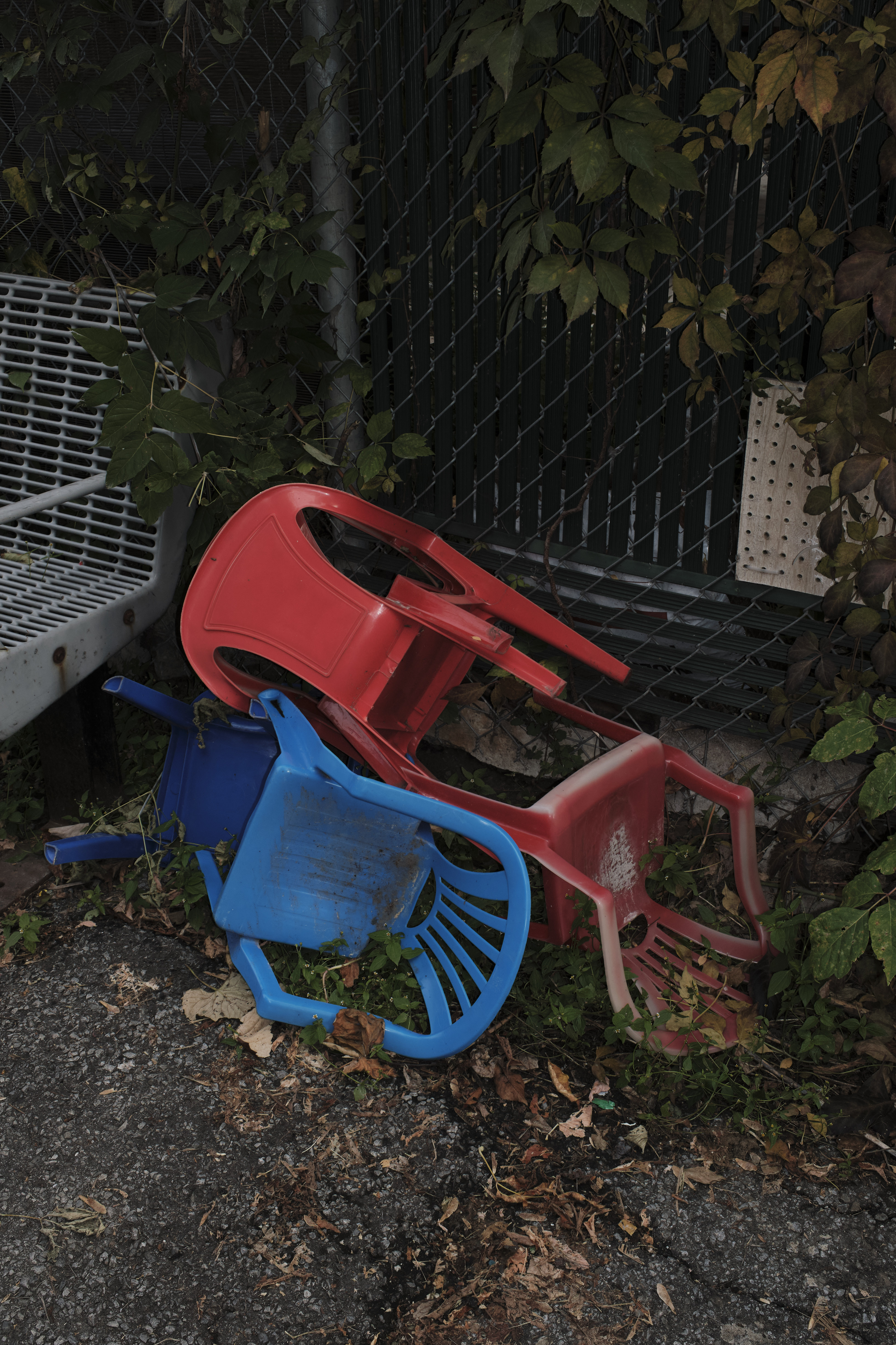 08_DeanGarlickRed&BlueChairSculpture