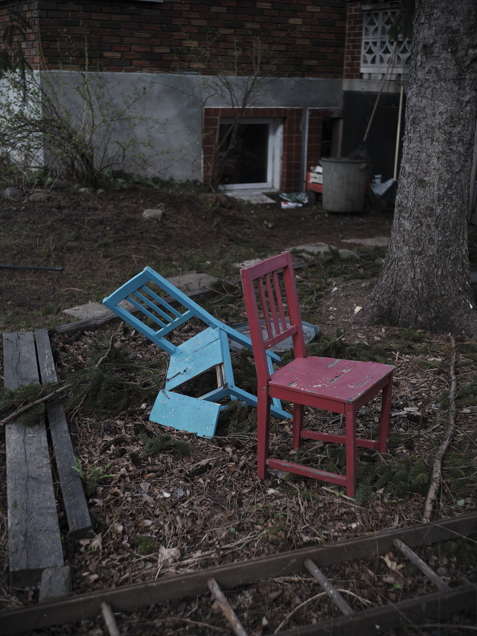 30_red chair blue chairDeanGarlickMay2024