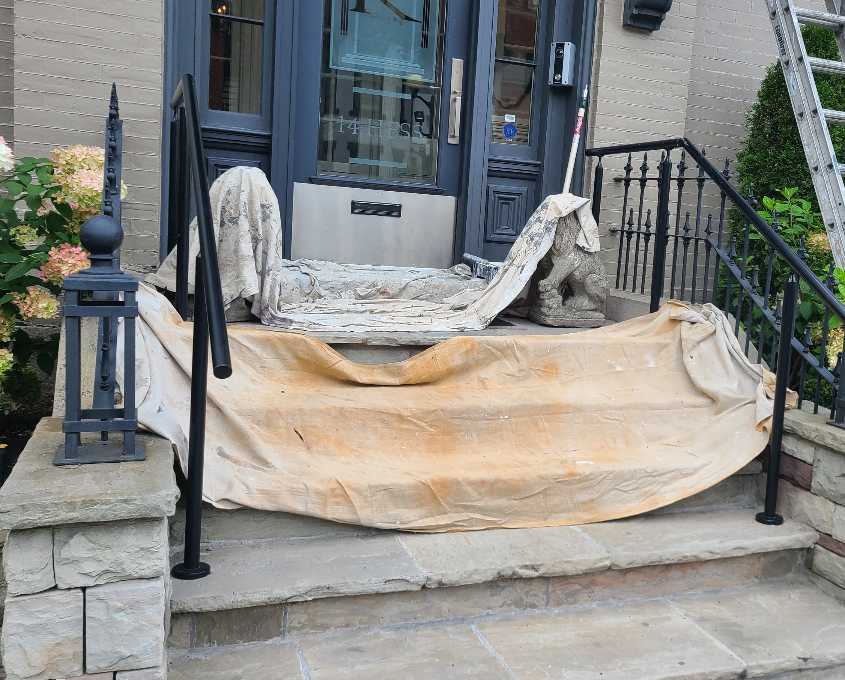 24_Francis_F_stairwrap